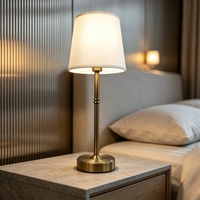 Lampe de table en tissu rechargeable, style nordique personnalisé, luxe léger, lampe de chevet pour chambre à coucher, batterie USB incluse, lumière d'ambiance et veilleuse, lampe d'hôtel