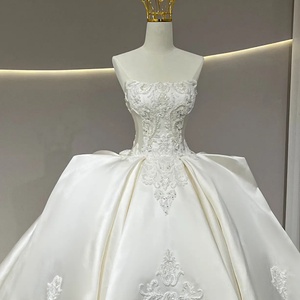 JFH28 Elegante Vestido de Novia de Satén Color Marfil con Cuello Barco, Bordado de Encaje, Cola de Capilla, Apliques, Estilo Princesa, Moderno, Floral y Cristal - Product Image 4