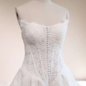 Abito da sposa a trapezio <span class=keywords><strong>senza</strong></span> <span class=keywords><strong>spalline</strong></span> con corpetto a cuore, tutto in pizzo, bottoni ricoperti, strascico a cattedrale, stile principessa, personalizzabile, all'ingrosso - Product Image 4