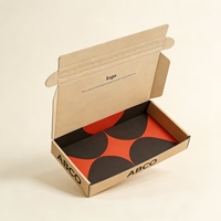 Sacs postaux personnalisés recyclables imprimés 4 couleurs, boîtes d'expédition en carton ondulé rose et rouge pour vêtements avec pelliculage mat