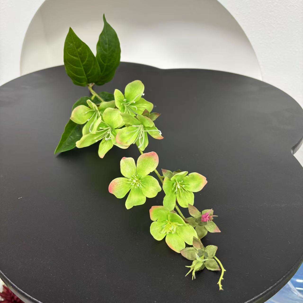 ชุดเดรสสีเขียวดอกมะลิ