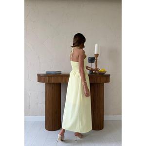 Elegante Vestido Amarillo de Lino sin Espalda, Cuello Halter, Corte A, Cintura Elástica, Transpirable, para Fiestas y Celebraciones, Estilo Casual - Product Image 1