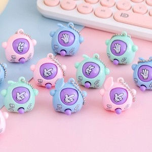 Meilleures ventes : <span class=keywords><strong>Accessoires</strong></span> de porte-clés, Jeu de devinettes, Ciseaux- Pierre-Papier-Ciseaux, Petits cadeaux créatifs, Jouets en capsule de poupée à lancer - Product Image 3