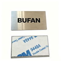 Plaque de nom personnalisée en acier inoxydable brossé avec logo en relief, étiquettes métalliques pour emballage de boîtes en bois de luxe avec trous de fixation