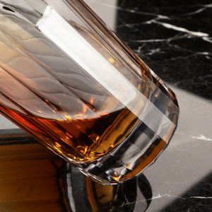 Carafe à whisky <span class=keywords><strong>de</strong></span> luxe en gros, motif côtelé, avec bouchon hermétique en verre, base lourde, décanteur en cristal sans plomb, usage domestique, 850 ml - Product Image 5