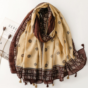 Écharpe de style ethnique vintage marron à motif géométrique Tongbao à trous carrés, châle à franges, foulard - Product Image 1