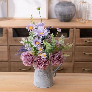 Arrangement de fleurs artificielles Xuanruo, mélange de pivoines et de marguerites violettes, vase en métal, décoration de la maison, décoration de mariage CF01387 - Product Image 1