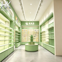 Vitrine d'exposition murale arquée vert menthe personnalisable, éco-responsable, éclairée par LED, durable, avec dos solide et plusieurs étagères pour aménagement de magasin de détail