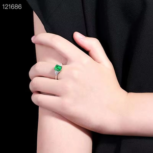 แหวนทอง 18K ประดับมรกตสามเม็ด มรกตทรงเหลี่ยมธรรมชาติ พร้อมเพชรทรงไตรลิออนด้านข้าง เครื่องประดับอัญมณีชั้นดีสำหรับผู้หญิง - Product Image 5