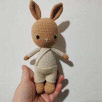 Nouveau design bébé cadeaux tricotés à la main peluche poupée hochet jouet Crochet Amigurumi lapin peluches
