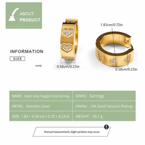 Pendientes de aro Huggie con incrustaciones de corazón, de acero inoxidable chapado al vacío en oro de 14K, anchos y articulados, tipo statement - Product Image 4