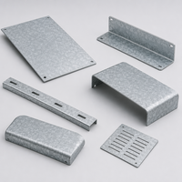 Fabrication sur mesure de plaques de protection en acier galvanisé, conformes aux plans, pour la sécurité des machines et l'utilisation sur convoyeurs à bande.