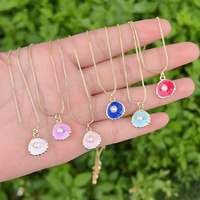CH-LAP2067 Mini pendentif fleur émaillée en cuivre plaqué or, composant de collier DIY avec petite incrustation de perles, vente en gros