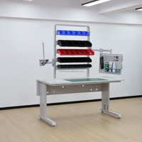 Station de travail d'assemblage de circuits imprimés DETALL conçue pour les laboratoires et les zones de test, avec roulettes mobiles et configuration d'espace de travail flexible