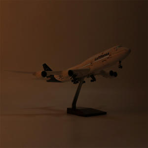 Modelo de Avión de Resina Boeing 747-8 de <span class=keywords><strong>Lufthansa</strong></span> Airlines a Escala 1/150 de 47 cm con Luces LED y Tren de Aterrizaje, Coleccionable - Product Image 1