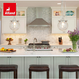 Armoires de cuisine sur mesure Alland de style moderne avec finition laquée mate, en MDF, avec îlot et porte en verre à cadre en bois - Product Image 1