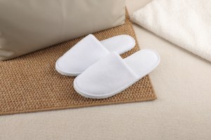 Pantuflas Desechables de Felpa Coral para Hotel, con Suela Gruesa Antideslizante, Logotipo Impreso, Venta al por Mayor para Salones de Belleza Liyade - Product Image 5