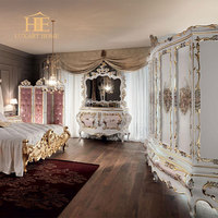 Chambre à coucher de luxe en velours bleu royal français avec lit king-size, lit sculpté en bois doré antique