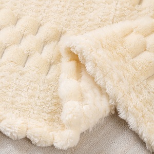 Manta Para Aire Acondicionado de Siesta en Franela de Jacquard Terciopelo Tejido 100% Poliéster con Diseño Moderno de Piña en Estilo Sólido - Product Image 3