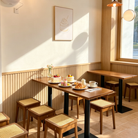 Café de luxe sur mesure, comptoir de bar en bois massif, design intérieur personnalisé