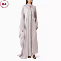 Baju Muslim Wanita Arab Model Cape Kerah Tinggi dengan Hiasan Manik-Manik dan Potongan Bawah Melengkung Desain Terbaru