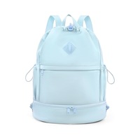 Sac à dos de sport beige léger en polyester avec cordon de serrage, compartiment à chaussures et poche humide pour voyage et école