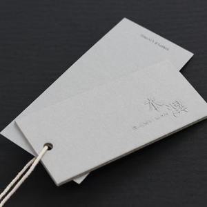 Etiqueta colgante impresa personalizada de lujo, etiqueta tejida de Jeans reciclada de cartón en relieve con logotipo propio, etiqueta de papel colgante de marca para ropa - Product Image 1