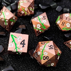 Vente en gros de dés métalliques Rpg mystère 7 pièces accessoires de jeu polyédriques mdn fleur de prunier ensemble de dés en métal avec emballage en boîte - Product Image 5