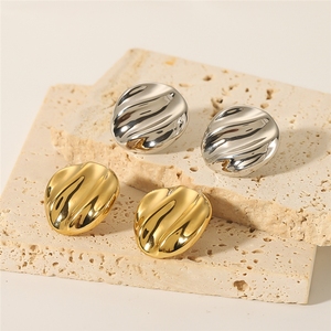 Boucles d'oreilles clous classiques en acier titane plaqué sous vide, texture <span class=keywords><strong>lave</strong></span> ronde et incurvée, bijoux de mode pour femmes - Product Image 3