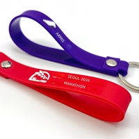 Lanière en caoutchouc souple PVC style Art Moderne, personnalisable, avec logo en lettrage époxy en relief, utilisable comme porte-clés ou dragonne, pour la promotion publicitaire de marque
