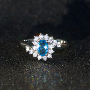 Anello creativo con pietra blu reale per donna, gioielli alla moda dal design elegante intarsiato - Product Image 3