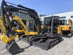 Excavatrice sur chenilles Volvo EC60C d'occasion de haute qualité |   Fabriqué en Suède |   Composants hydrauliques d'occasion de 6 tonnes |   1 an |   Expédition immédiate - Product Image 2