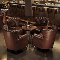 Ensemble de mobilier de salon commercial en cuir ciré vintage, fauteuil capitonné en losange et canapé avec tables de bistrot en bois massif
