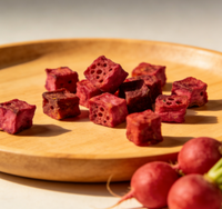 Gefreeze-droogde rode hartjesradijskorrels, rijk aan anthocyanen, perfect voor gemengde fruit- en groentesnacks.