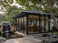 Solárium Residencial Moderno de Vidrio con Estructura de Aleación de Aluminio, Persianas Enrollables Motorizadas, Aislamiento Doble y Vidrio Templado Low-E