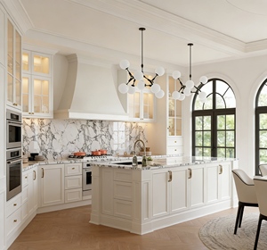 Meubles de cuisine de luxe sur mesure BALOM - Armoires classiques blanches avec un grand espace de rangement et une conception de porte en verre - Product Image 1