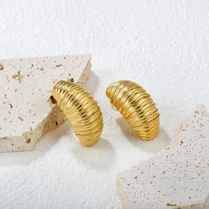 ต่างหูสแตนเลสทรงเรขาคณิตลายเส้นหนา กันน้ำ สีทอง ดีไซน์สร้างสรรค์ ลายขนมปัง ทันสมัย  แบบปรับแต่งได้ - Product Image 6