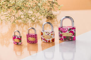 ओम लोगो एंटी-चोरी कुंजी 30 मिमी वर्ग आयरन पैडलॉक अनुकूलित रंग और फूल पैटर्न के साथ - Product Image 3