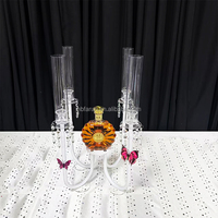 Centre de table candélabre 4 branches en fer blanc avec cheminée en verre et gouttes de cristal pour décoration de table de réception de mariage et événements