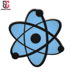 เข็มกลัดโลหะเคลือบแข็งลายสัญลักษณ์อะตอมแบบกำหนดเองจากโรงงาน ผลิตมานาน 12 ปี ของขวัญสำหรับนักฟิสิกส์ - Product Image 3