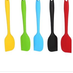 Nuevo Plato de Silicona Antideslizante y Antiasfixia para Mascotas, Perros y Gatos, de Lujo, con Cuchara para Alimentación Lenta - Product Image 1