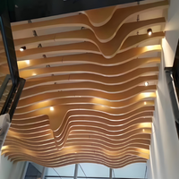 Plafond acoustique isolé en aluminium ondulé personnalisé pour hôtel, centre commercial, villa