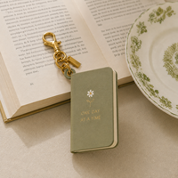 LABON Carnet A7 personnalisé avec porte-clés, couverture vert sauge, motif marguerite, pages vierges « Un jour à la fois », chaîne dorée, OEM ODM