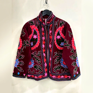 Chaqueta Unisex de Otoño Tejida a Mano en Terciopelo Marrón con Bordado Floral Vibrante Suzani Tradicional de Rajastán - Product Image 1