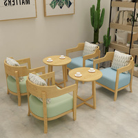 Ensemble de table, chaises, banquette et canapé de style moderne minimaliste en bois massif durable pour zone de négociation commerciale, salon de thé au lait, café