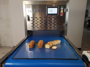 Trancheuse <span class=keywords><strong>verticale</strong></span> pour pâte à pain et gâteau continu, à moteur contrôlé par PLC, pour boulangerie, avec fonctions sésame, noix, lait et fudge, capacité 300-450 plateaux/heure - Product Image 6
