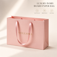 Sac en papier recyclable avec poignée en ruban carton ivoire et logo personnalisé doré, vente en gros pour emballage de luxe durable pour boutiques et détaillants