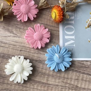 Vente en gros Ins Bougie d'aromathérapie en forme de fleur de marguerite Bougie parfumée à <span class=keywords><strong>la</strong></span> camomille faite à <span class=keywords><strong>la</strong></span> main pour les accessoires de photographie Cadeau de Saint Valentin - Product Image 1