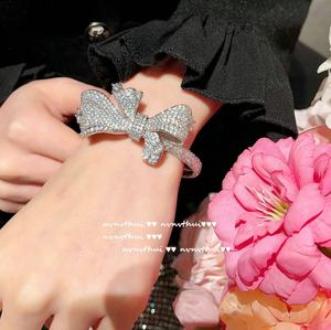 Collana e anello di zirconi a farfalla francese in ottone placcato oro ispirati al braccialetto di gemme con fiocco della famiglia per gli anniversari - Product Image 1