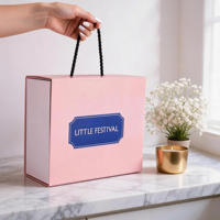 Boîte cadeau élégante pliable en carton rigide mat avec poignée découpée pour cosmétiques, soins de la peau, parfums, emballage de faveurs de mariage et de fête